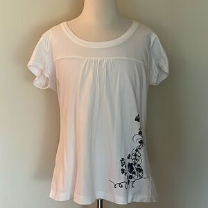 EUC~New York Laundry Woman’s Medium T~Shirt Top W/Black Floral Butterfly Accent